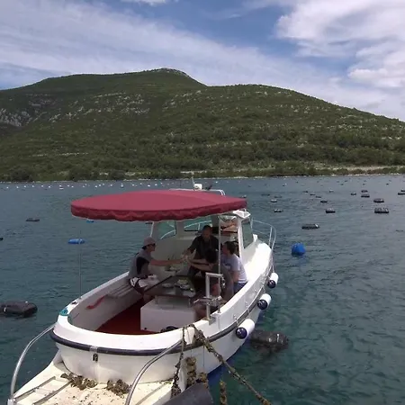 Botel Luxury Catamaran Lagoon 42, Ac & Gn Split