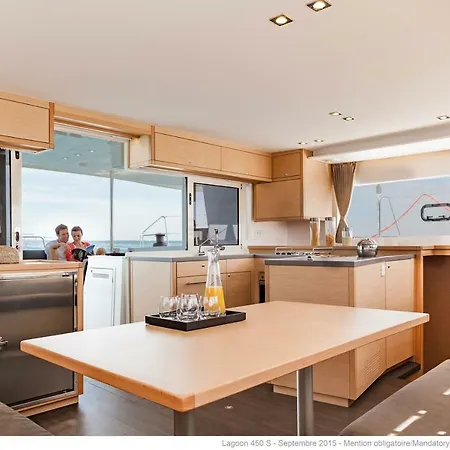 Botel Luxury Catamaran Lagoon 42, Ac & Gn