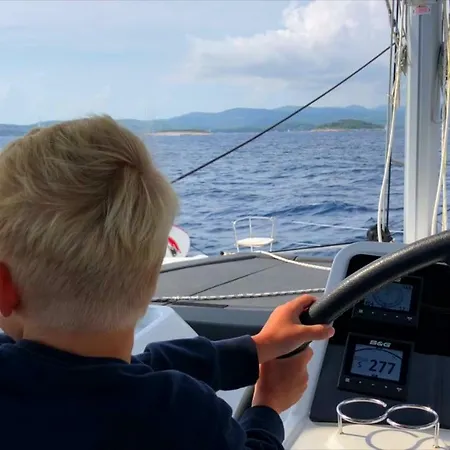 Luxury Catamaran Lagoon 42, Ac & Gn