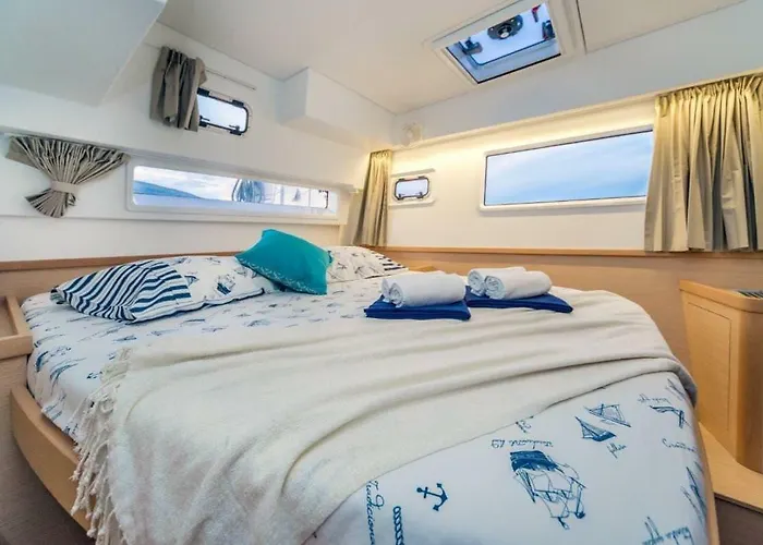 Luxury Catamaran Lagoon 42, Ac & Gn